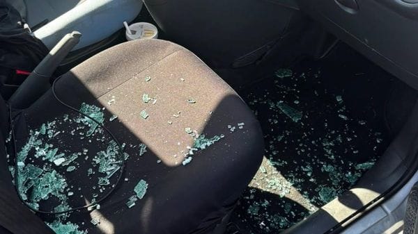 Auto prese a martellate in paese. Indagini, c’è un uomo sospettato 