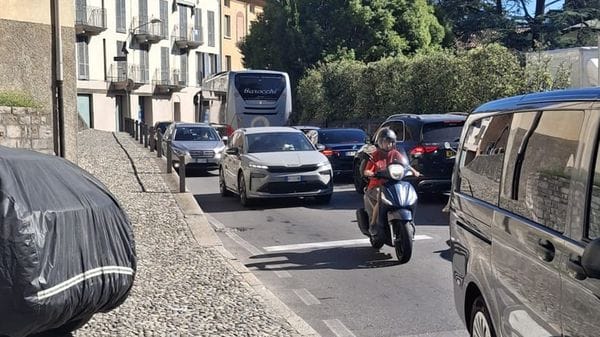 Camper (vietati) verso Como e pullman turistici diretti a Tremezzina: statale Regina in tilt