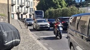 Camper (vietati) verso Como e pullman turistici diretti a Tremezzina: statale Regina in tilt