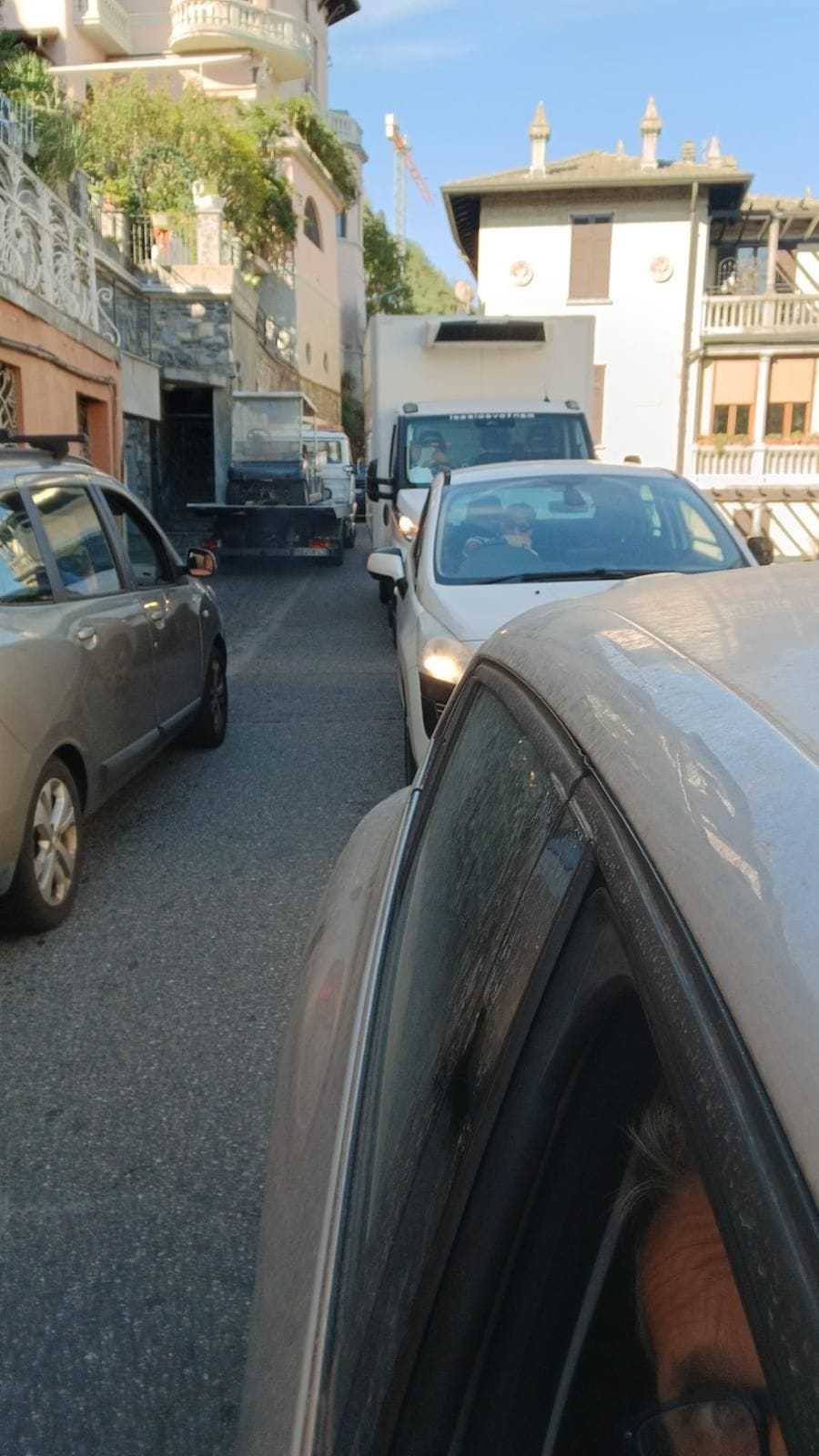 Chiusura lungolago: Lariana al collasso, anche un’ambulanza bloccata nel traffico. «Inaccettabile, si fermino i lavori»