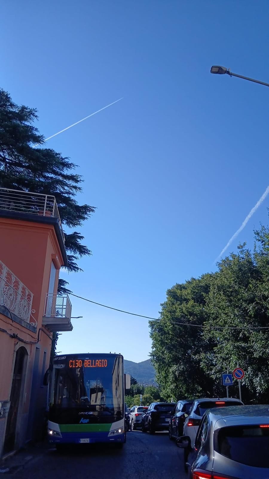 Chiusura lungolago: Lariana al collasso, anche un’ambulanza bloccata nel traffico. «Inaccettabile, si fermino i lavori»