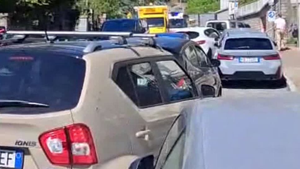 Chiusura lungolago: Lariana al collasso, anche un’ambulanza bloccata nel traffico. «Inaccettabile, si fermino i lavori»