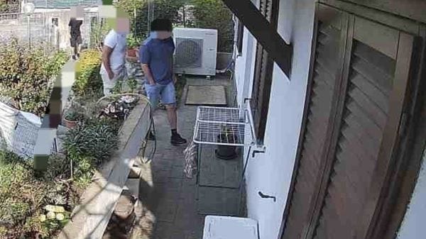 Ladri ripresi dalla telecamera. Il proprietario urla e li fa fuggire