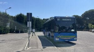Lite tra autista del bus e passeggeri. Disabile denuncia: «Biglietto negato»