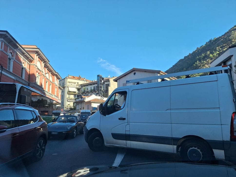 Lungolago chiuso, mattinata di caos per la viabilità. Code anche per entrare in Ztl e  pesanti disagi sulla Lariana. Foto e video 
