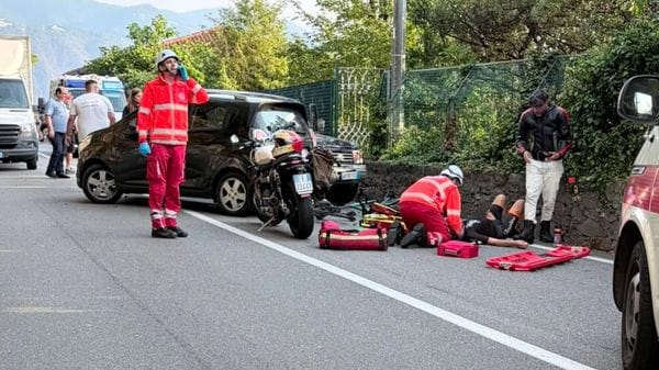 Rubano un’auto e investono due ciclisti. Autista arrestato, gravissimo un ferito 