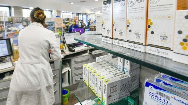 Vaccinarsi in farmacia, non solo per il Covid. E presto addio alla carta