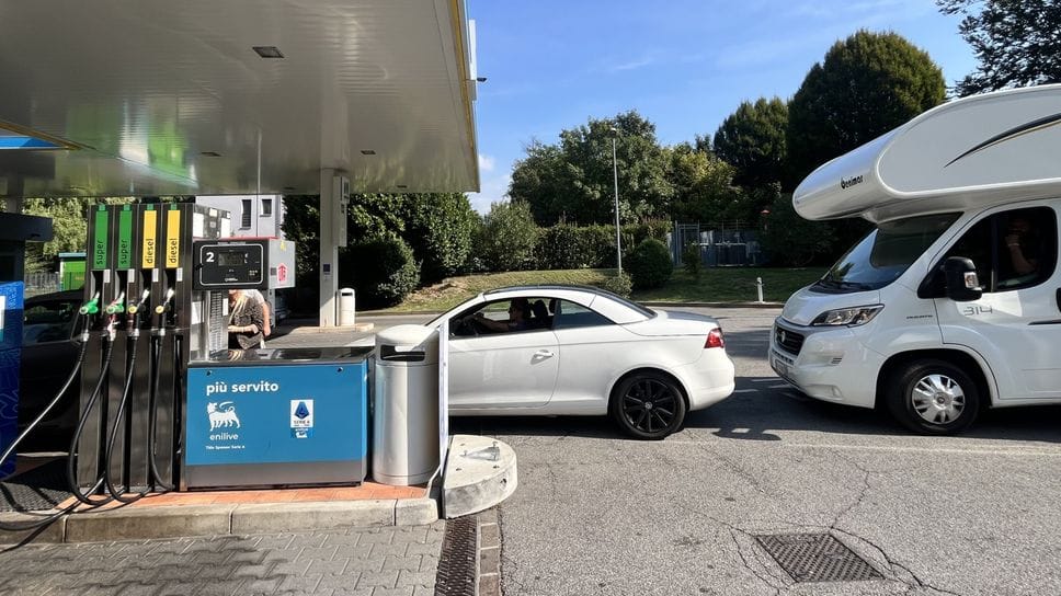Benzina, caccia al pieno e lunghe code, ma tra i gestori è rivolta sui costi