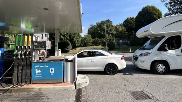 Benzina, caccia al pieno e lunghe code, ma tra i gestori è rivolta sui costi