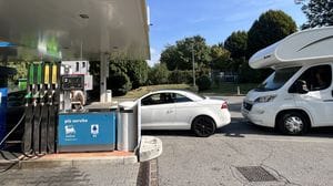 Benzina, caccia al pieno e lunghe code, ma tra i gestori è rivolta sui costi