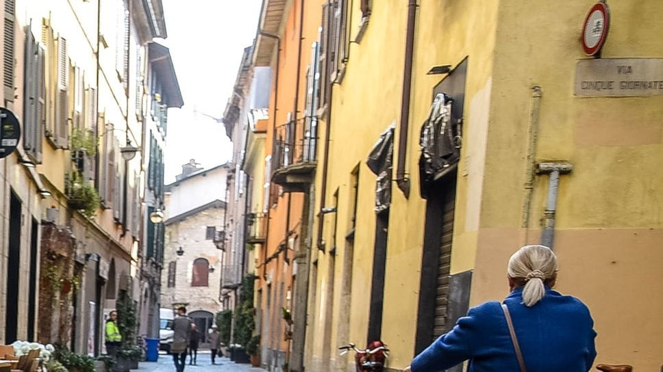Entra in casa per rubare, lo ferma il proprietario