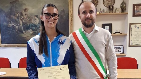Giulia Santamaria premiata dopo l’oro al giavellotto ai Nazionali Csi di Torino
