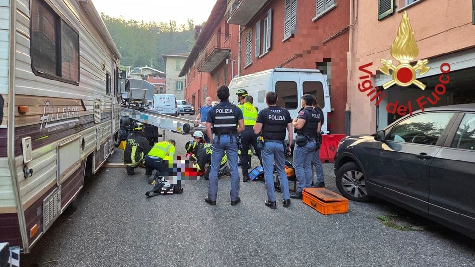 Incidente sul lavoro a Como: due persone ferite durante la movimentazione di un carrello elevatore