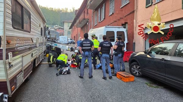 Incidente sul lavoro a Como: due persone ferite durante la movimentazione di un carrello elevatore