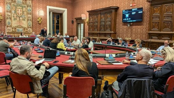 Scuole, consiglio rovente: «Un piano illegittimo che punisce le famiglie»