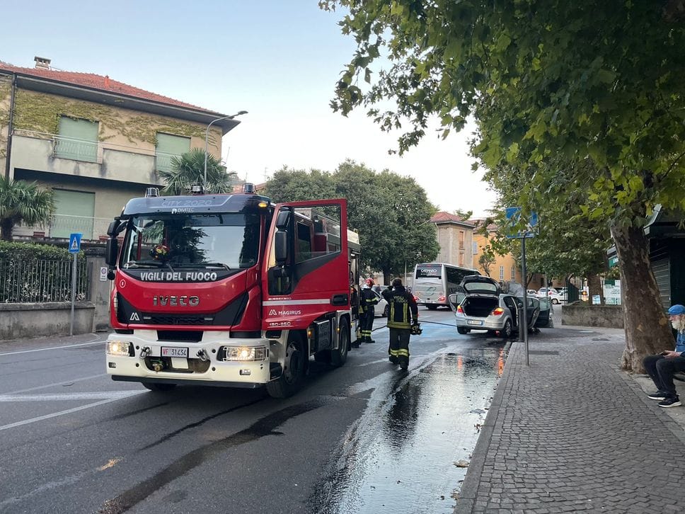 Auto prende fuoco, paura in via Dante