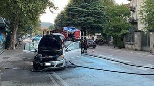 Auto prende fuoco, paura in via Dante