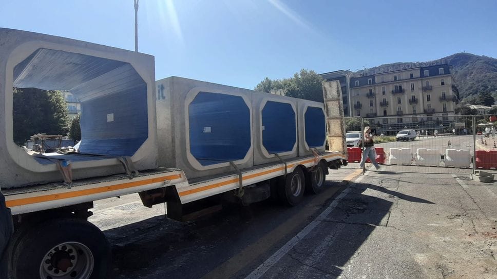 Cantiere sul lungolago: più vigili e più cartelli uguale meno caos