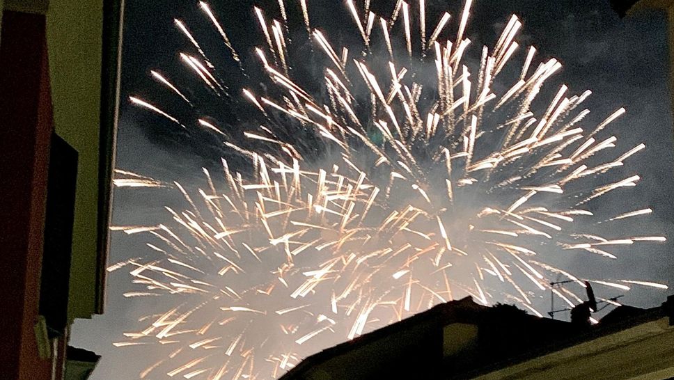 I fuochi in cielo della discordia: «Botti eccessivi, meglio i droni»