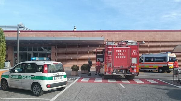 Anzano del Parco, a fuoco una friggitrice al centro commerciale