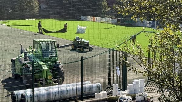 Il campo nuovo dura pochi mesi: tolto tutto il manto sintetico