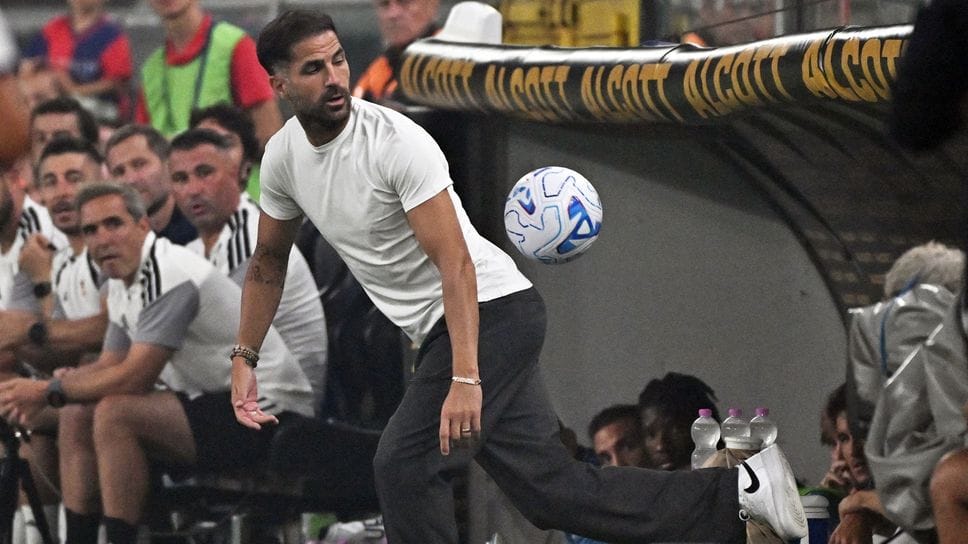 Il fascino di Marassi non distrae i lariani. Cesc, pugno al cielo