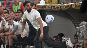 Il fascino di Marassi non distrae i lariani. Cesc, pugno al cielo