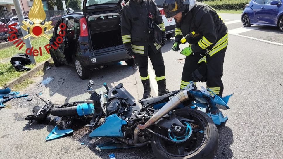 Moto a pezzi dopo lo scontro: due feriti in codice giallo