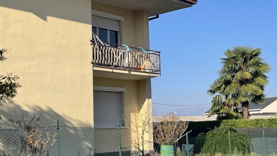 Resta chiusa fuori casa e si arrampica. Poi precipita davanti ai figli: donna grave