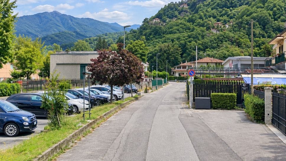 Rissa fuori dal locale, coinvolti 5 giovani