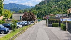 Rissa fuori dal locale, coinvolti 5 giovani
