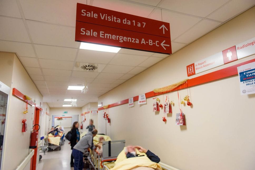 Aggredisce un addetto alla vigilanza in Pronto Soccorso: arrestato