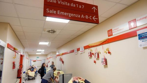 Aggredisce un addetto alla vigilanza in Pronto Soccorso: arrestato