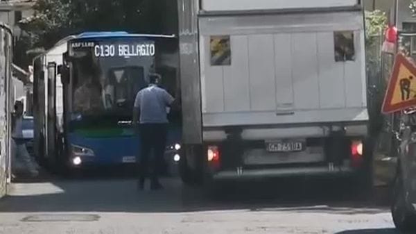 Autobus incastrato a Torno