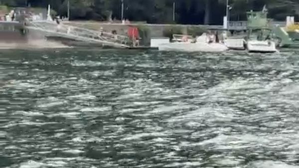 Tante barche in attesa davanti al pontile di Villa Geno: «Nessuna soluzione, così è pericoloso». Qui il video