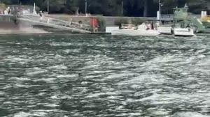 Tante barche in attesa davanti al pontile di Villa Geno: «Nessuna soluzione, così è pericoloso». Qui il video