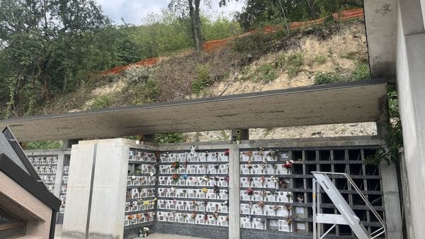 Viaggio tra i cimiteri di periferia: una frana alle spalle, le lapidi inclinate e il verde ovunque