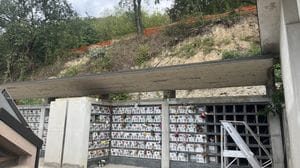 Viaggio tra i cimiteri di periferia: una frana alle spalle, le lapidi inclinate e il verde ovunque
