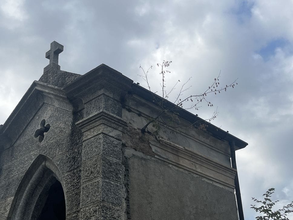 Viaggio tra i cimiteri di periferia: una frana alle spalle, le lapidi inclinate e il verde ovunque
