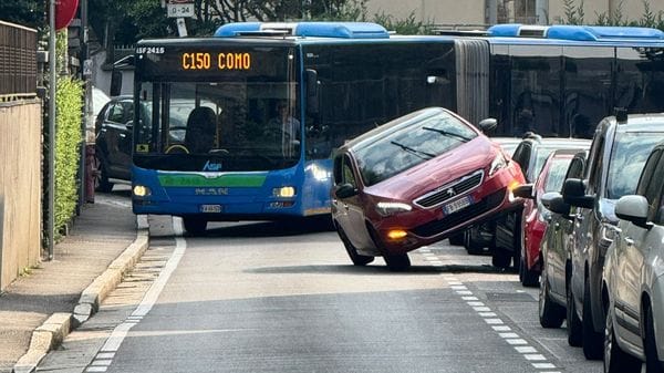 Auto finisce sopra un’altra auto, viabilità in tilt a Cantù