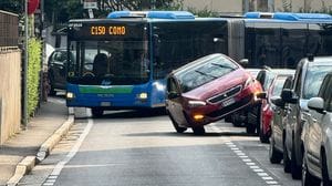 Auto finisce sopra un’altra auto, viabilità in tilt a Cantù