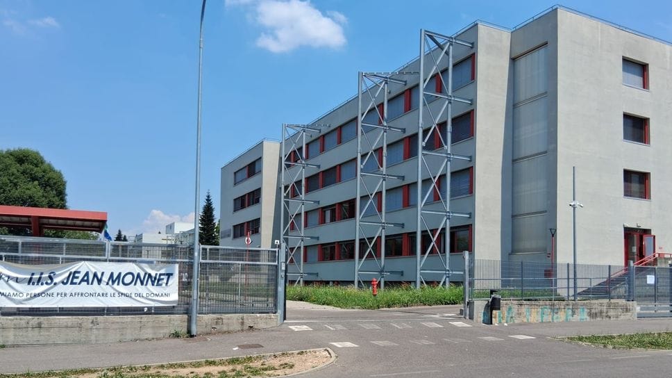 Monnet: 70 classi e 1600 studenti. E una spesa di 400 euro per i libri