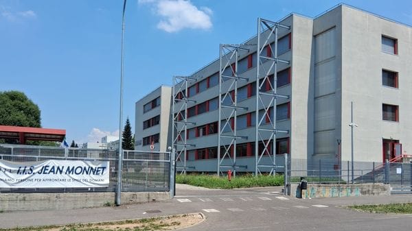 Monnet: 70 classi e 1600 studenti. E una spesa di 400 euro per i libri