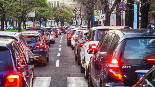 Prima gli taglia la strada, poi lo acceca con lo spray