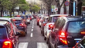 Prima gli taglia la strada, poi lo acceca con lo spray