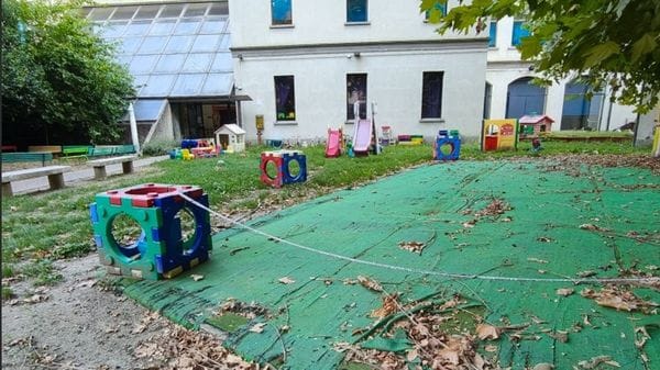 Raschi, il rientro è tra le erbacce. Protestano i genitori