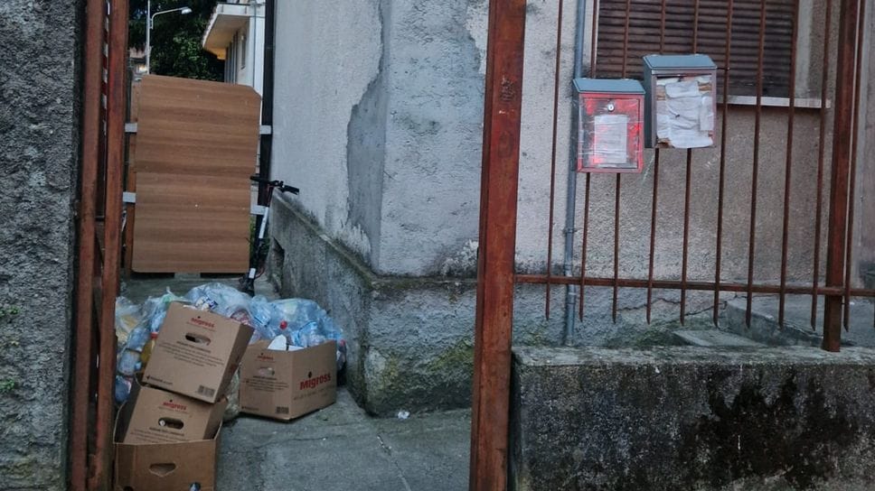 Topi a spasso tra i rifiuti all’ex poliambulatorio: «Degrado vergognoso»