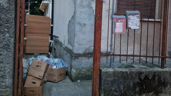 Topi a spasso tra i rifiuti all’ex poliambulatorio: «Degrado vergognoso»