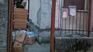 Topi a spasso tra i rifiuti all’ex poliambulatorio: «Degrado vergognoso»