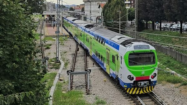 Treni, stop a lavori e bus sostitutivi. Ma biglietti e abbonamenti più cari
